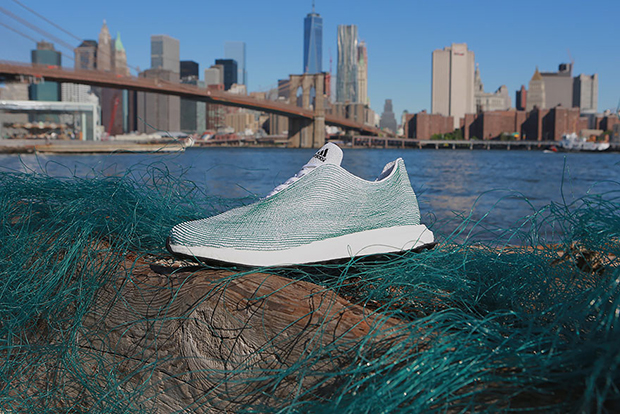 Adidas lança tênis feito 100% com plásticos retirados do oceano