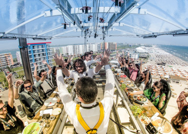 Imagine almoçar ou jantar içado no ar a 50m de altura do solo: na Romênia esse sonho é real!